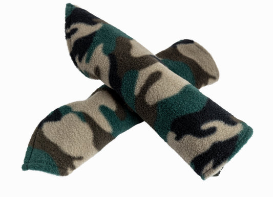 Zwei Wichtel Gnom Armstulpen aus weichem, flauschigem Fleece-Stoff mit Tarnmuster Camouflage in den Farben Grün, Schwarz, Beige und Braun. Sie sind in einer überlappenden, gekreuzten Anordnung positioniert. Liegen übereinander. Nach vorne hin spitz über den Handrücken zulaufend geschnitten.