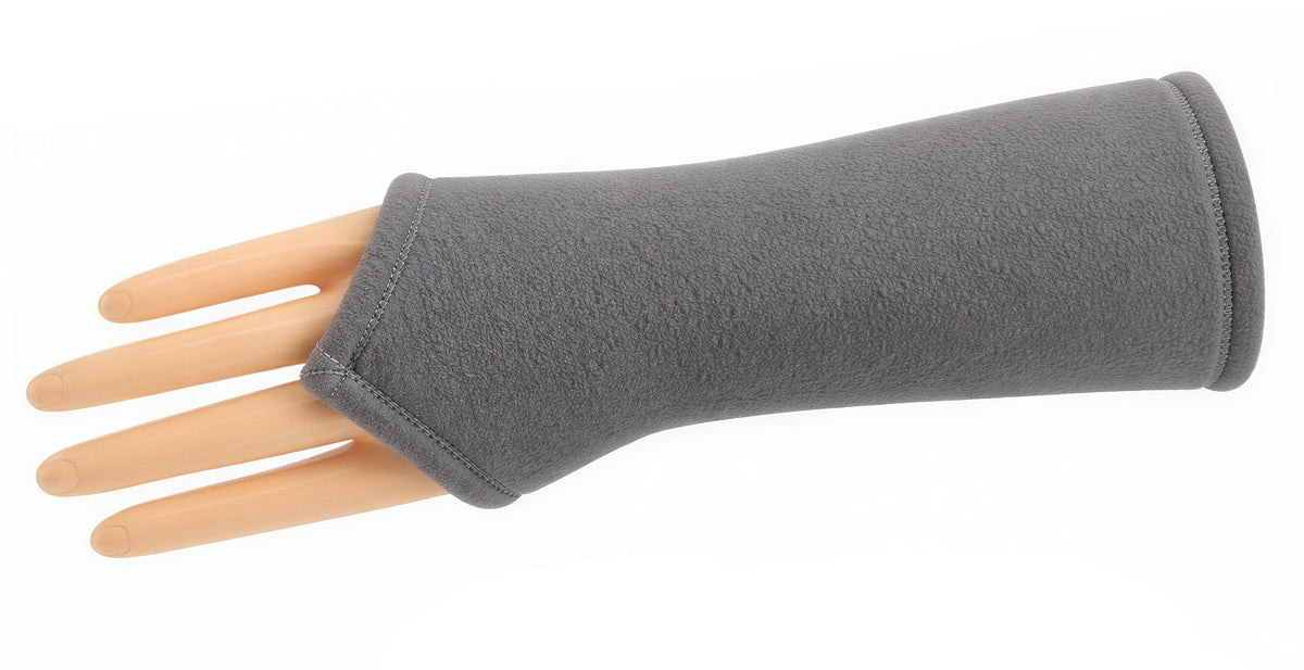 eine einzelne Stulpe an einem Arm, Hand in grau. 