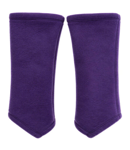 ein paar Fleece Wichtel Armstulpen lila in flatlay dargestellt, sie liegen neben einander.