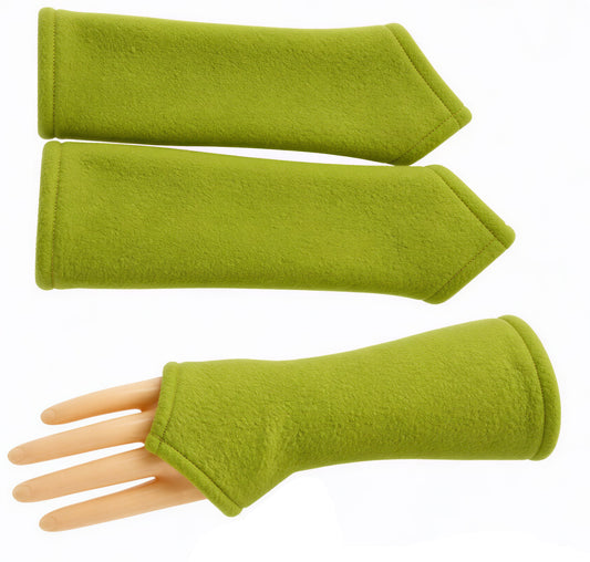 ein Paar Wichtel Armstulpen aus Fleece unisex in verschiedenen Farben und Größen für Euch genäht, auf Bestellung, hier abgebildet in lindgrün. Ein paar nebeneinander gelegt in Flatlay fotografiert und darunter ein einzelner Arm, Hand mit einer Wichtelstulpe. Die Stulpen sind halblang und nach vorn über den Handrücken wichtelig zugeschnitten, wie eine Elfe. Damen Herren Kinder. Hier an einer Damenhand.