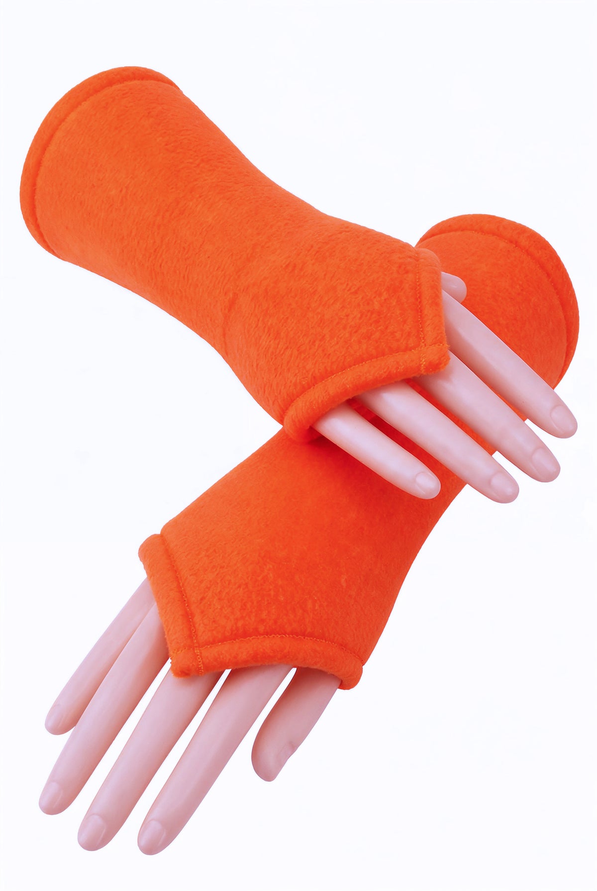 ein Paar flauschige Wichtel Armstulpen aus Fleece in neon orange, fluoreszierend im Schwarzlicht, an Modell Armen fotografiert, unlackierte Fingernägel. Die Stulpen sind halblang und nach vorn über den Handrücken wichtelig zugeschnitten, wie eine Elfe. Slow Fashion aus Deutschland von Mouska Alfar Harajuku Mode Design.