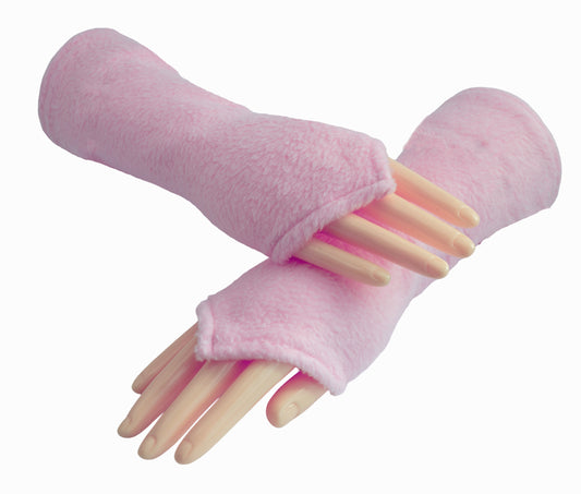 ein Paar flauschige Wichtel Armstulpen aus Fleece in rosa an Modell Armen fotografiert, unlackierte Fingernägel. Die Stulpen sind halblang und nach vorn über den Handrücken wichtelig zugeschnitten, wie eine Elfe. Slow Fashion aus Deutschland von Mouska Alfar Harajuku Mode Design.
