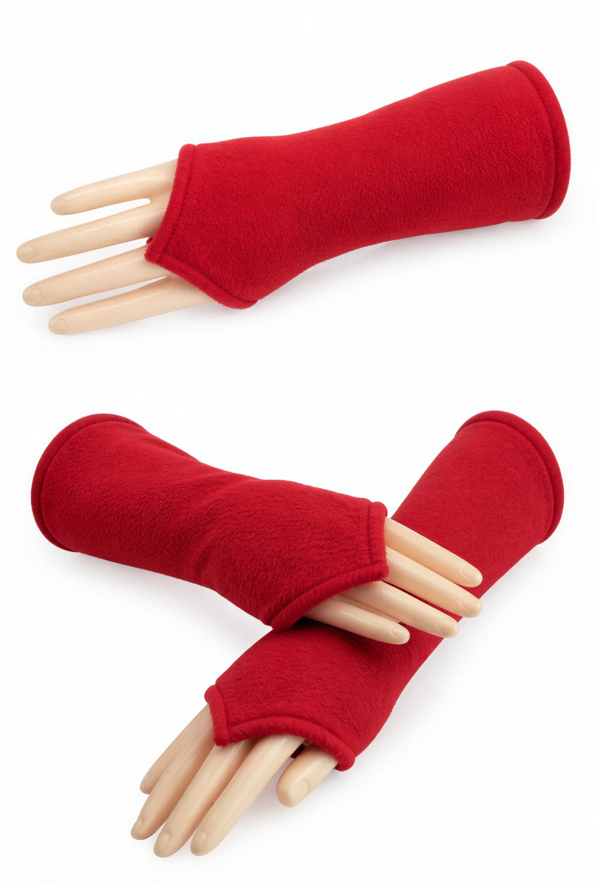ein Paar flauschige Wichtel Armstulpen aus Fleece in rot an Modell Armen fotografiert, unlackierte Fingernägel. Eine einzelne Stulpe und darunter nochmal ein Paar übereinander gelegte Arme.
Die Stulpen sind halblang und nach vorn über den Handrücken wichtelig zugeschnitten, wie eine Elfe. Slow Fashion aus Deutschland von Mouska Alfar Harajuku Mode Design.