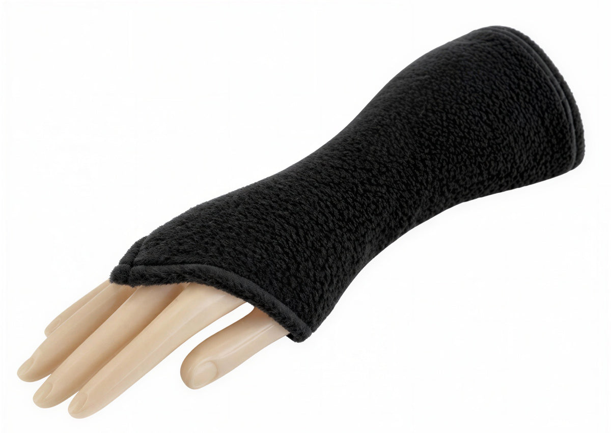 eine einzelne Stulpe an einem Arm, Hand in schwarz. 