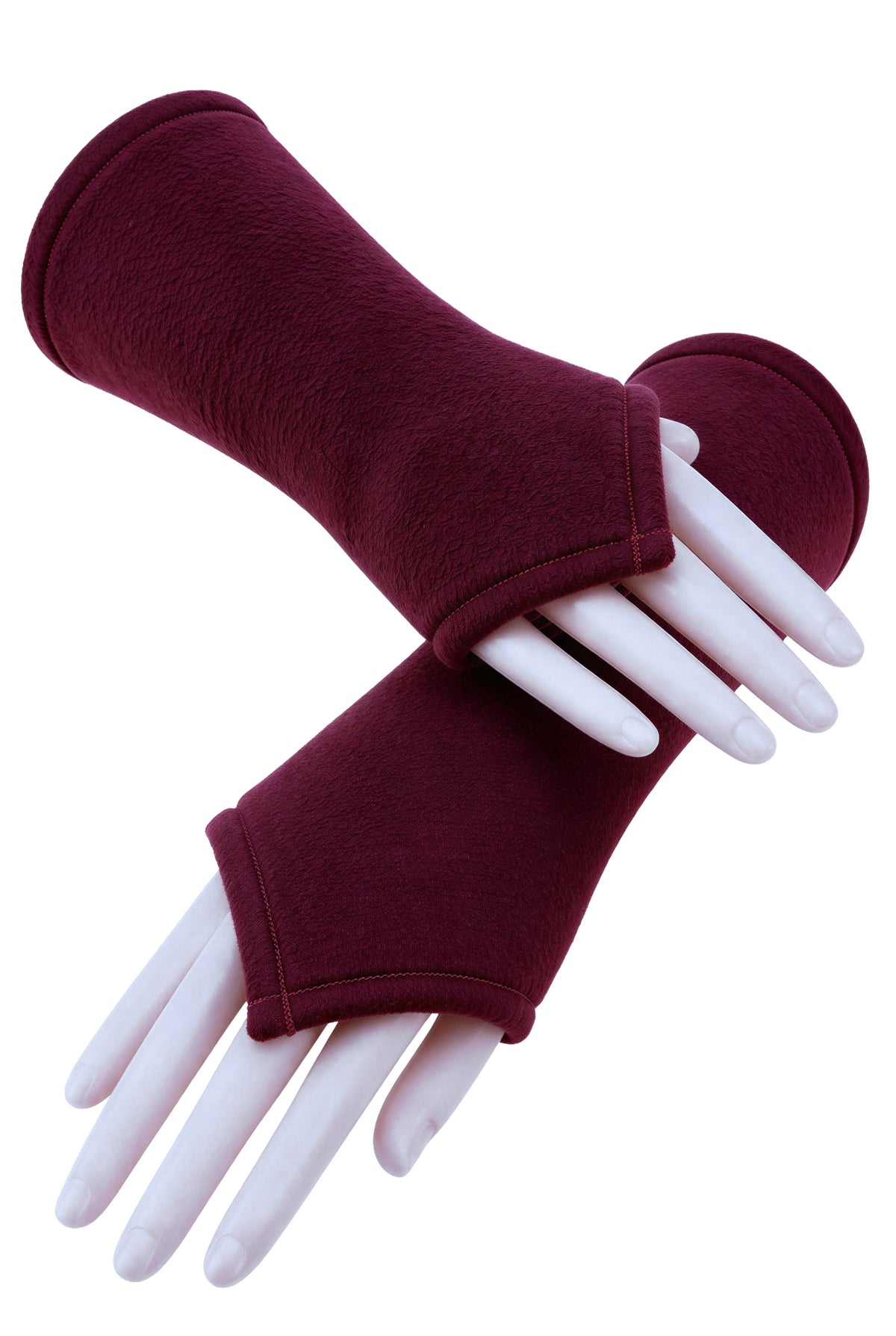 ein Paar flauschige Wichtel Armstulpen aus Fleece in weinrot an Modell Armen fotografiert, unlackierte Fingernägel. Eine einzelne Stulpe und darunter nochmal ein Paar übereinander gelegte Arme.
Die Stulpen sind halblang und nach vorn über den Handrücken wichtelig zugeschnitten, wie eine Elfe. Slow Fashion aus Deutschland von Mouska Alfar Harajuku Mode Design.