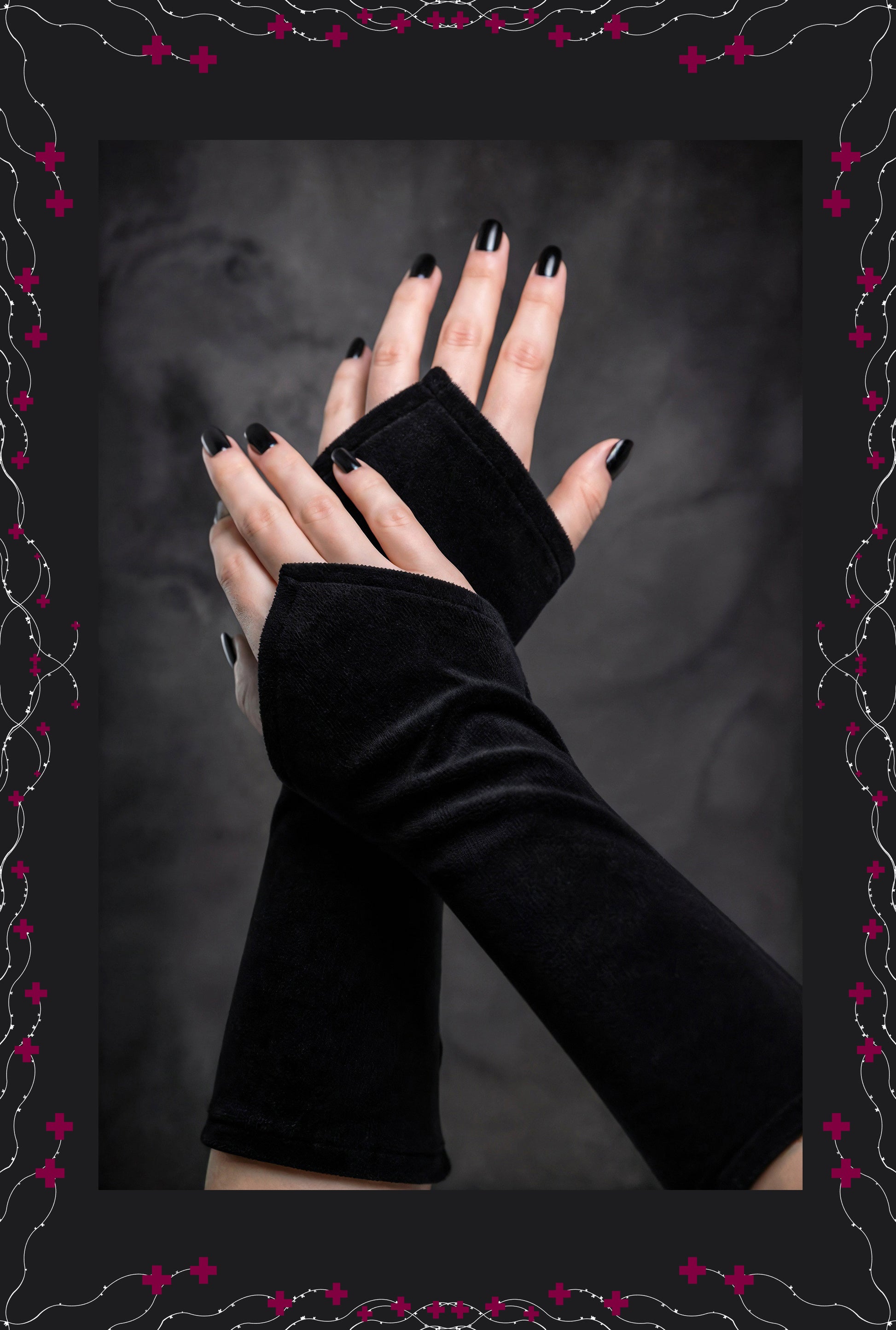 ein paar schwarze Nicki Samt Velour Wichtel Stulpen, an Damenhänden fotografiert, die mittig im Bild übereinander liegen. Dunkles gothic dark ambiente im Hintergrund, sehr stylisch.