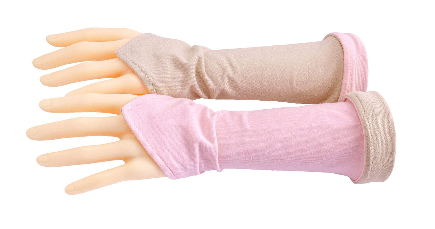 Elfen stulpen wendbar, verschiedene Tragemöglichkeiten, hier an zwei Armen dargestellt, in rosa beige und leicht umgekrempelt am Arm.