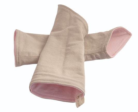 flatlay von einem Paar Wichtel Armstulpen aus Baumwolle zum Wenden, Farbe rosa beige