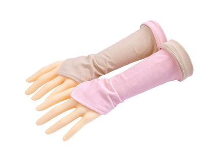 ein Paar Wichtel Armstulpen an händen fotografiert, leicht umgekrempelt am Arm in rosa beige, hier ein Arm mit der beigen Seite nach oben, der andere Arm mit der rosa Seite nach oben