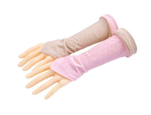 ein Paar Wichtel Armstulpen an händen fotografiert, leicht umgekrempelt am Arm in rosa beige, hier ein Arm mit der beigen Seite nach oben, der andere Arm mit der rosa Seite nach oben