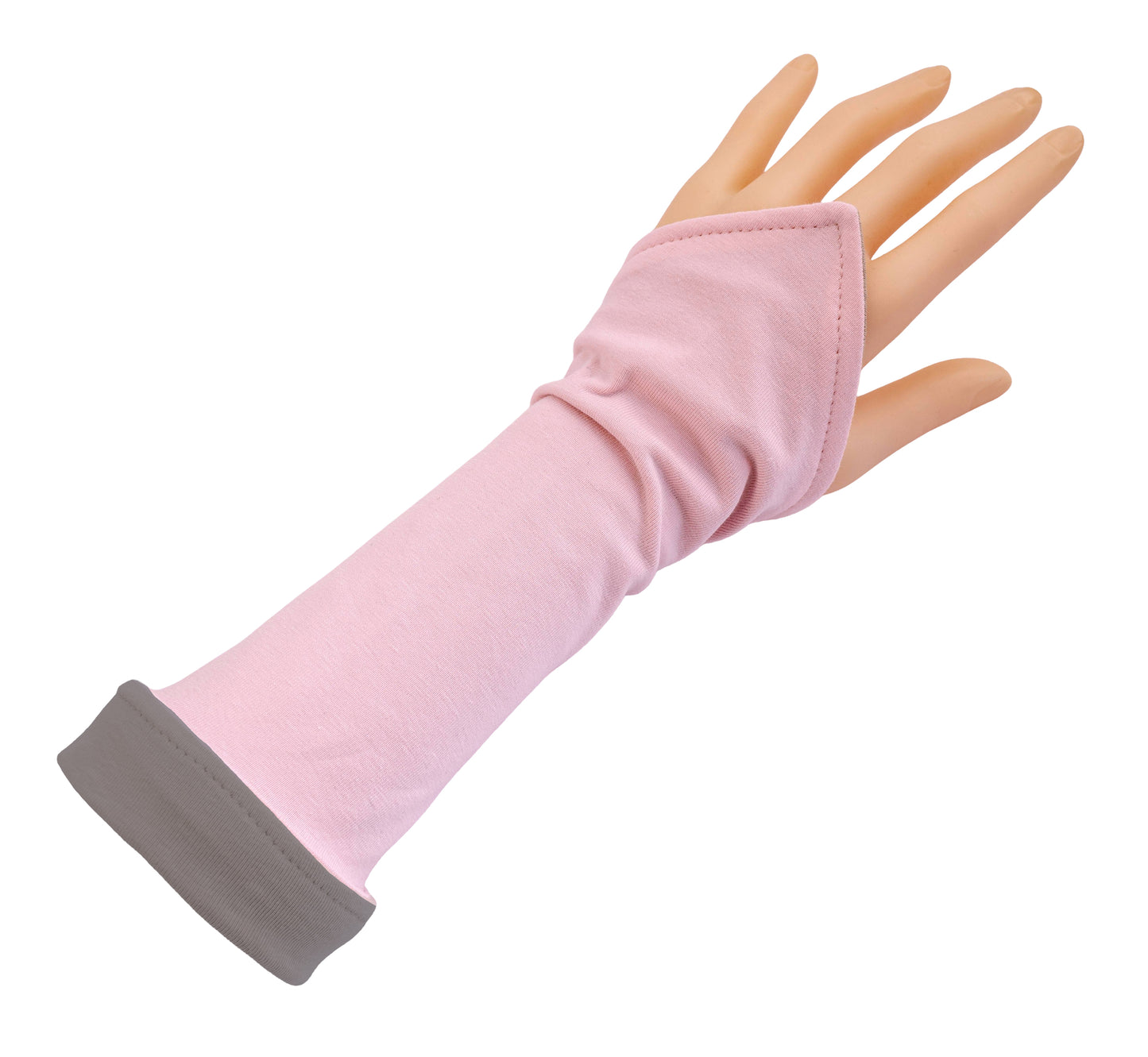 eine einzelne Wichtel Armstulpe an einer Hand fotografiert, leicht umgekrempelt am Arm in rosa maus grau, Jersey