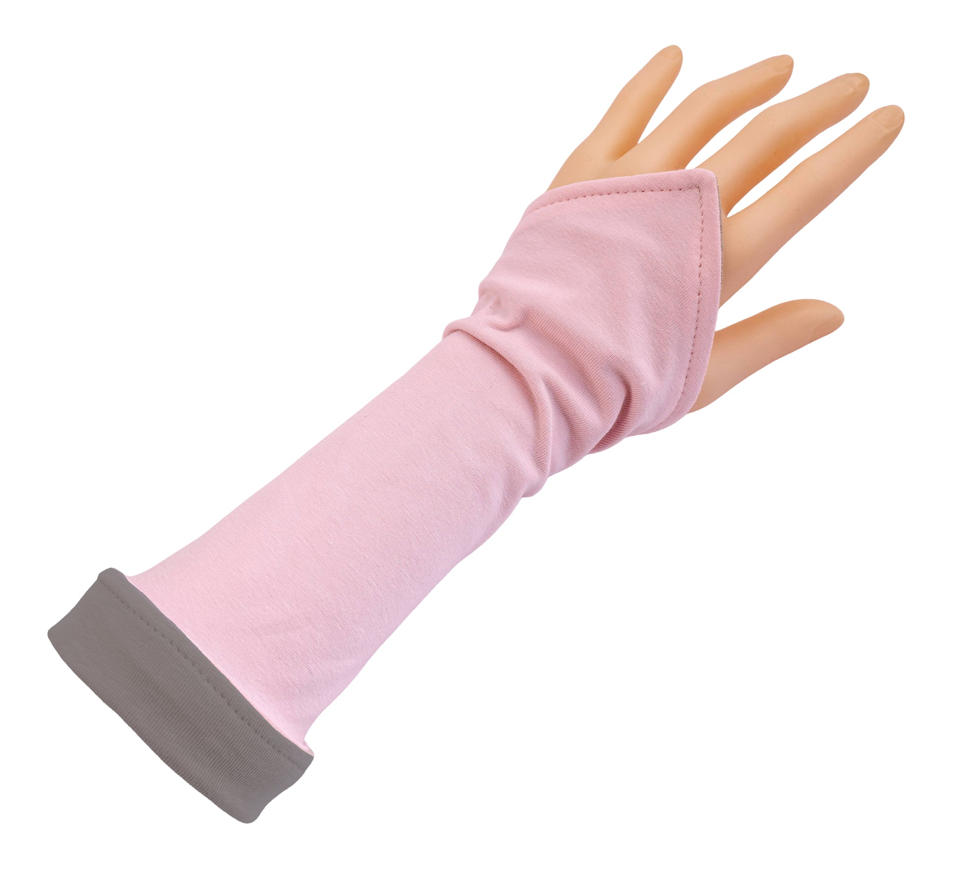 eine einzelne Wichtel Armstulpe an einer Hand fotografiert, leicht umgekrempelt am Arm in rosa maus grau, Jersey