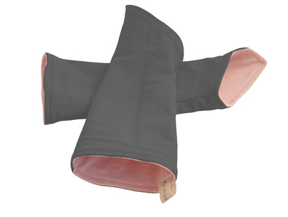 flatlay von einem Paar Wichtel Armstulpen aus Baumwolle zum Wenden, Farbe rosa mausgrau
