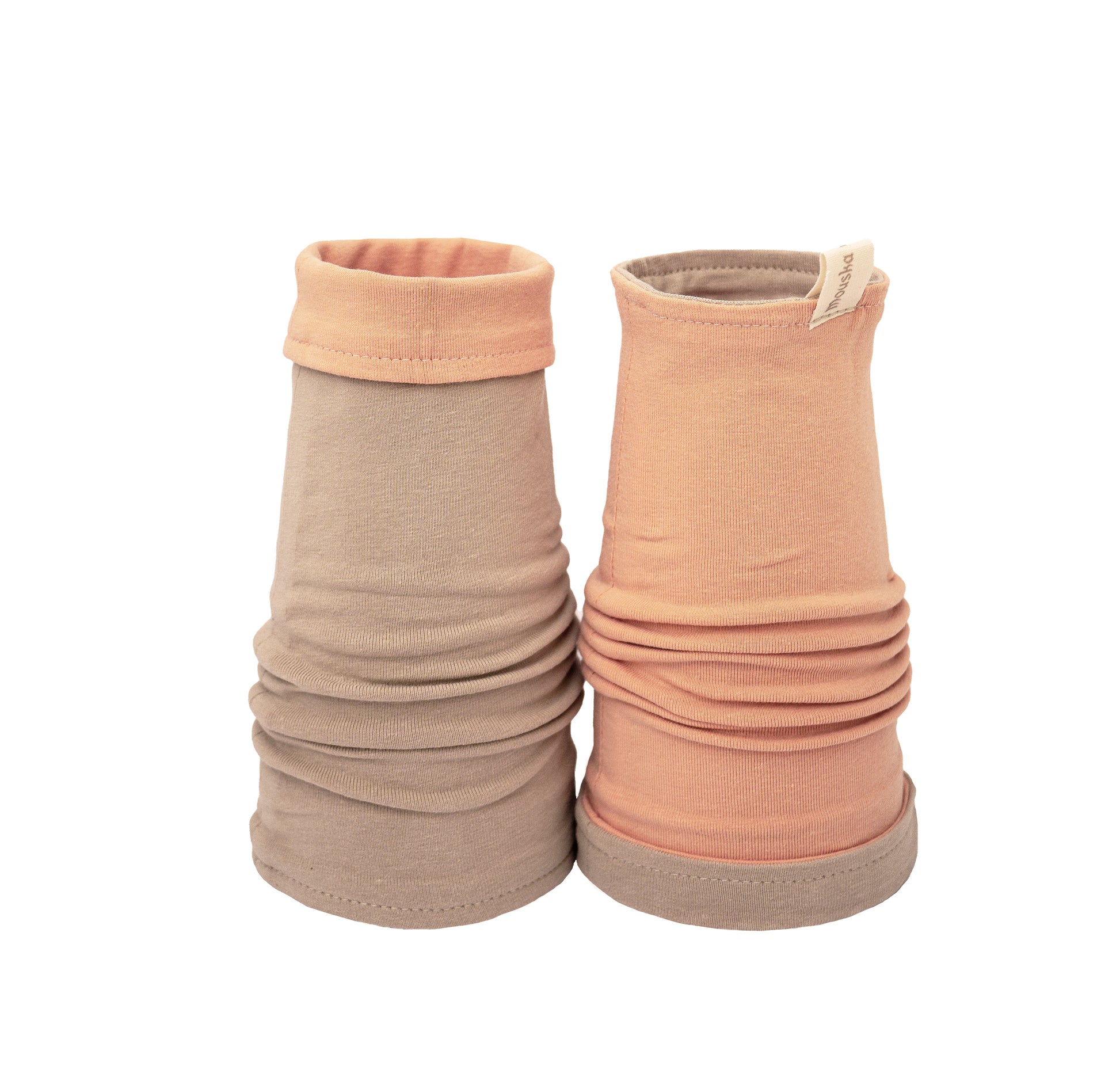 Abbildung ein Paar Stulpen beige pfirsich.