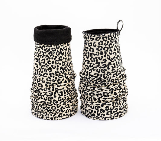 ein paar punk Wende Armstulpen mit Leopard print auf der einen Seite, die andere schwarz aus Baumwolle | kurz oder lang wählbar, auf dem Foto sind sie kurz abgebildet