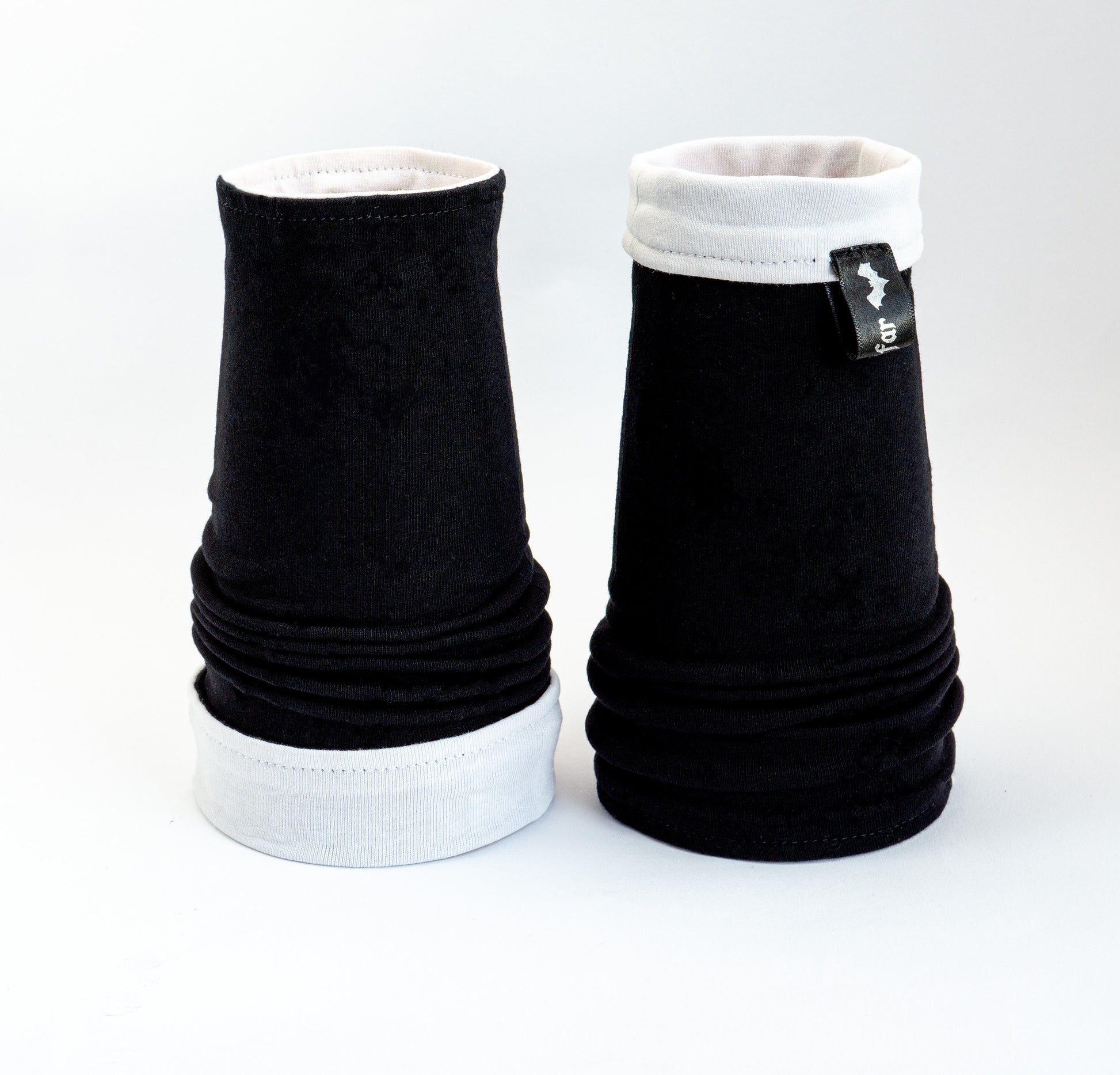 Verschiedene Tragemöglichkeiten der Mouska Alfar Manufaktur Wende Armstulpen  eine Seite schwarz und eine Seite weiß gleichzeitig sichtbar