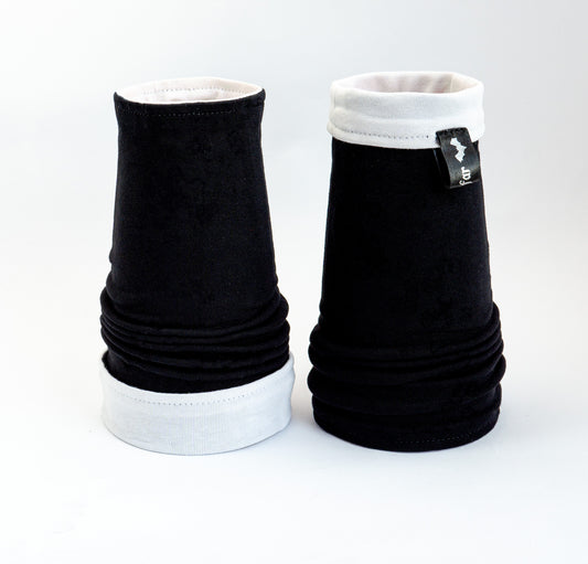 Verschiedene Tragemöglichkeiten der Mouska Alfar Manufaktur Wende Armstulpen  eine Seite schwarz und eine Seite weiß gleichzeitig sichtbar